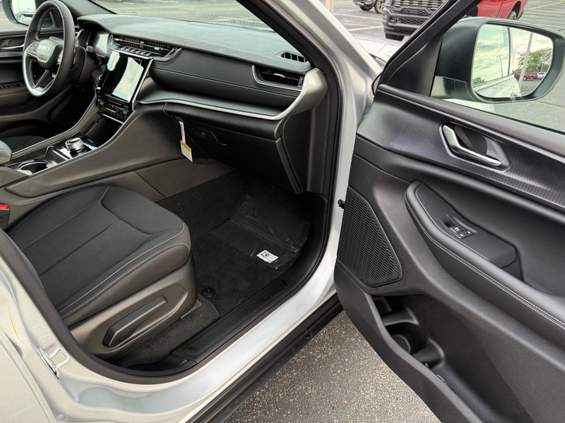 Jeep Grand Cherokee Vehicle Full-screen Gallery Image 16