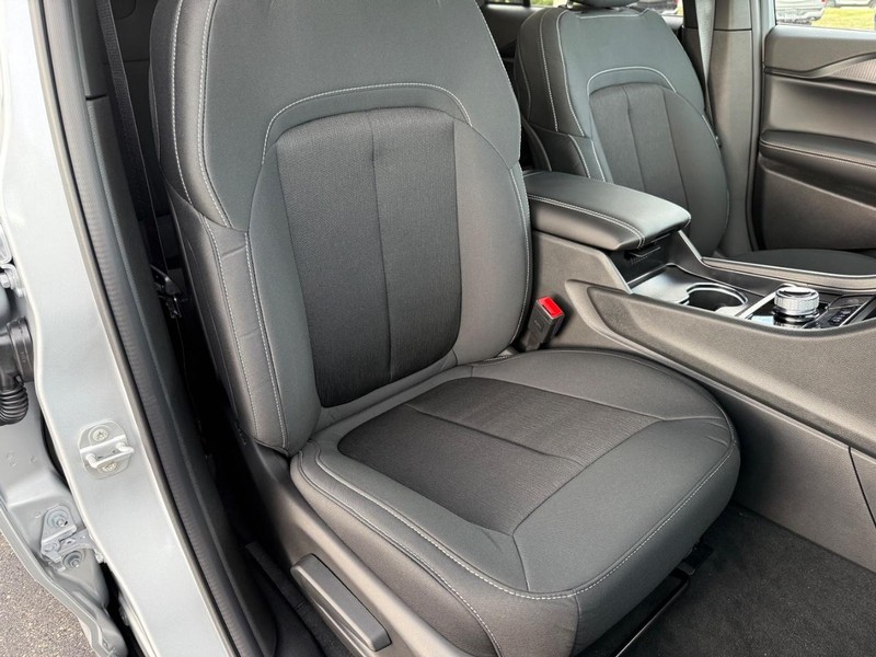 Jeep Grand Cherokee Vehicle Full-screen Gallery Image 17