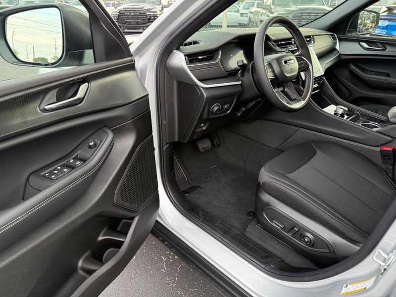 Jeep Grand Cherokee Vehicle Full-screen Gallery Image 18