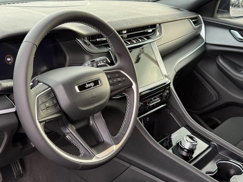 Jeep Grand Cherokee Vehicle Full-screen Gallery Image 20