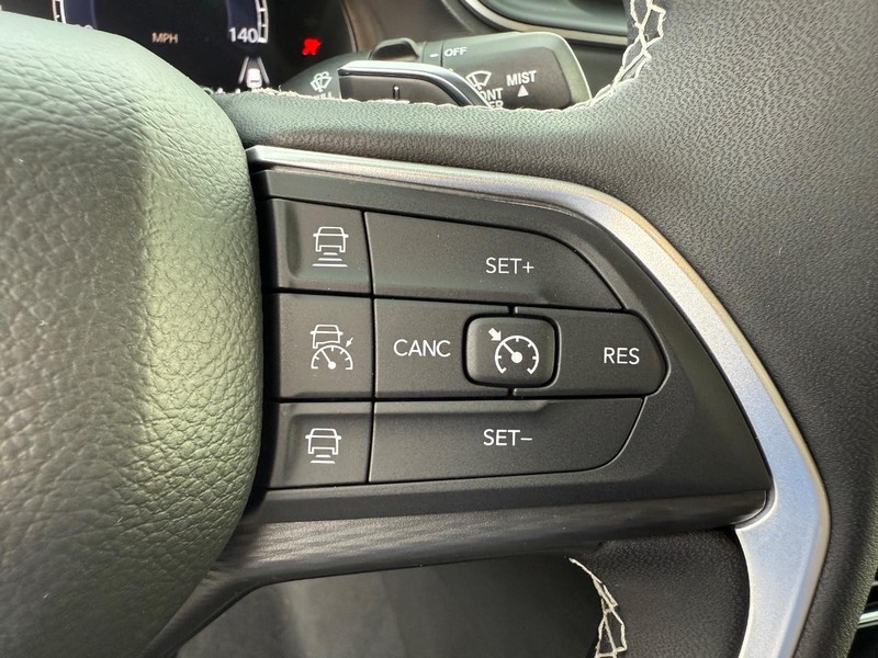 Jeep Grand Cherokee Vehicle Full-screen Gallery Image 22