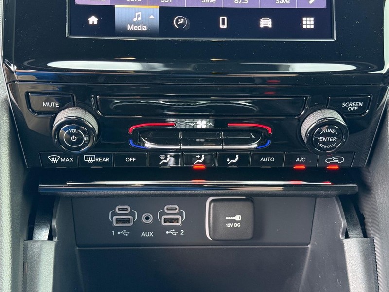 Jeep Grand Cherokee Vehicle Full-screen Gallery Image 25