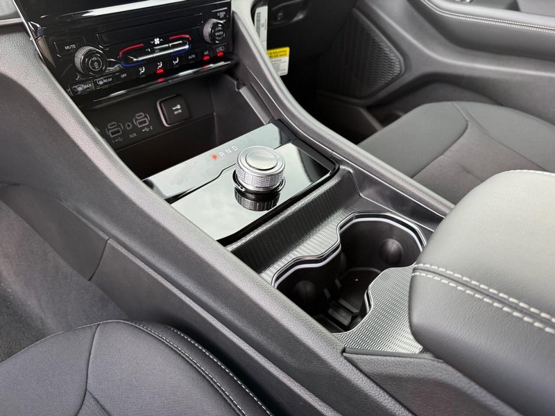 Jeep Grand Cherokee Vehicle Full-screen Gallery Image 26