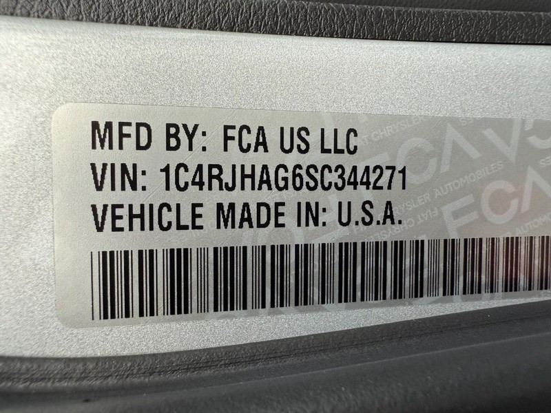 Jeep Grand Cherokee Vehicle Full-screen Gallery Image 31