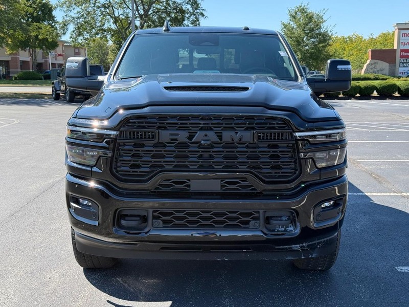 Ram 2500 Vehicle Full-screen Gallery Image 9