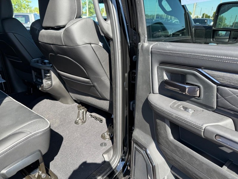 Ram 2500 Vehicle Full-screen Gallery Image 11