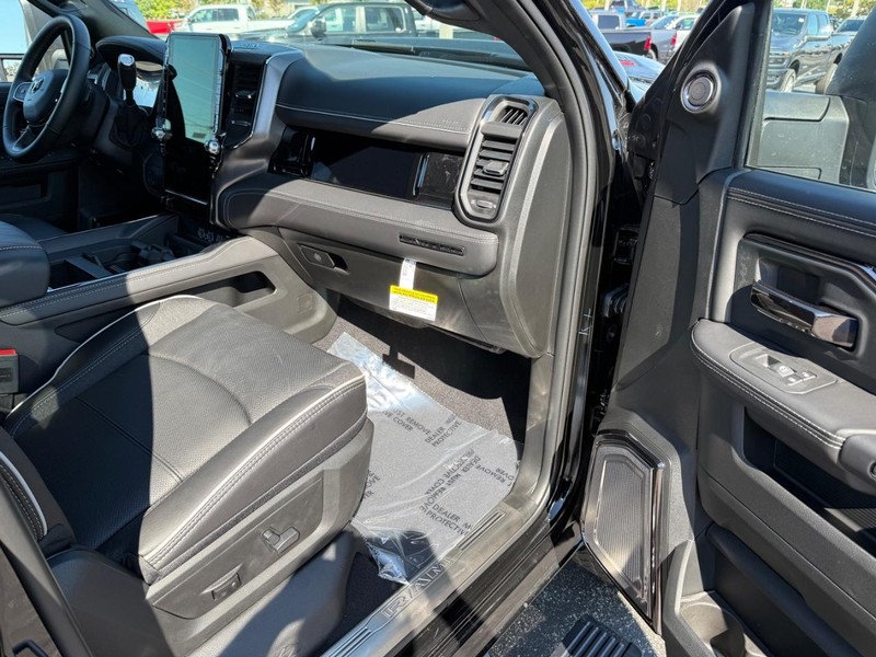 Ram 2500 Vehicle Full-screen Gallery Image 15