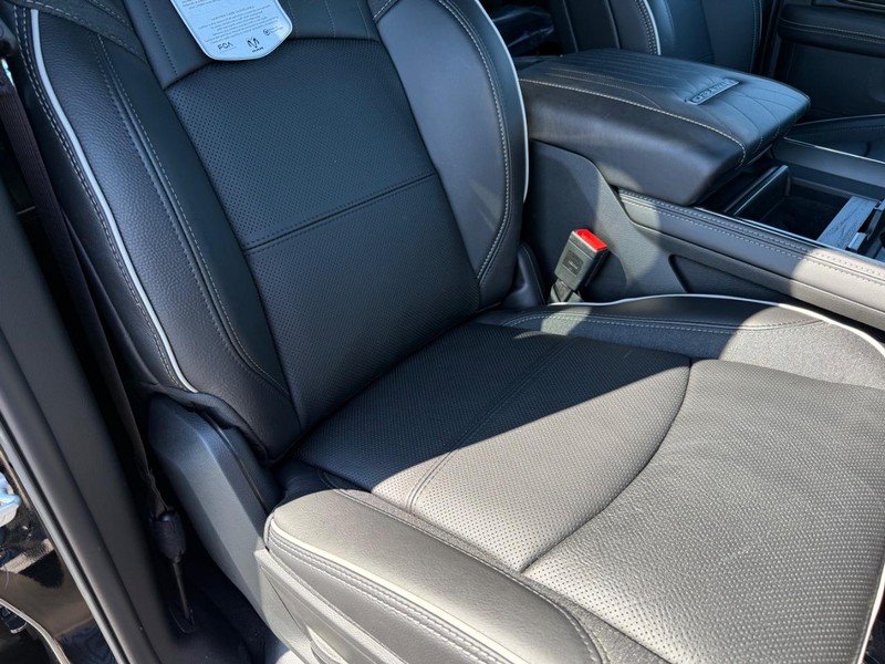 Ram 2500 Vehicle Full-screen Gallery Image 16