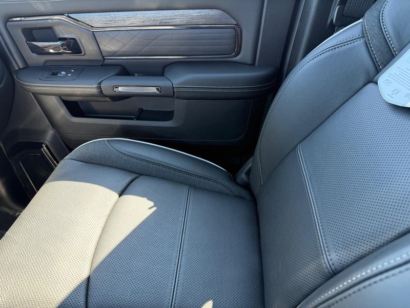 Ram 2500 Vehicle Full-screen Gallery Image 26