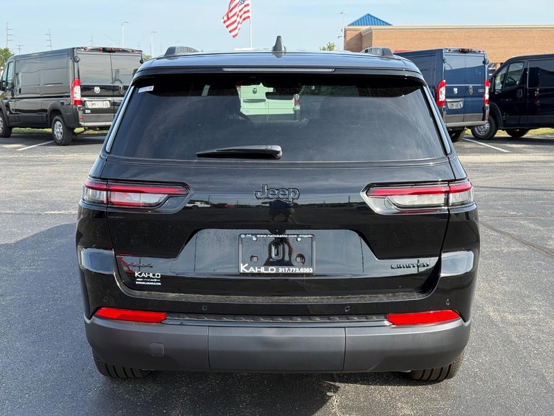 Jeep Grand Cherokee L Vehicle Full-screen Gallery Image 4