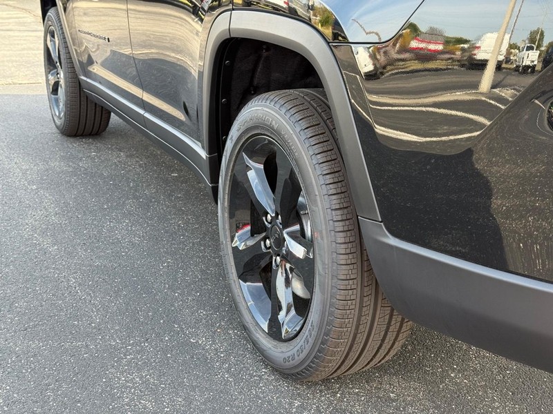 Jeep Grand Cherokee L Vehicle Full-screen Gallery Image 6