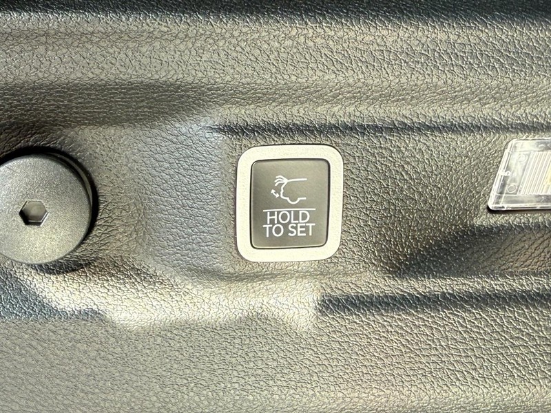 Jeep Grand Cherokee L Vehicle Full-screen Gallery Image 8