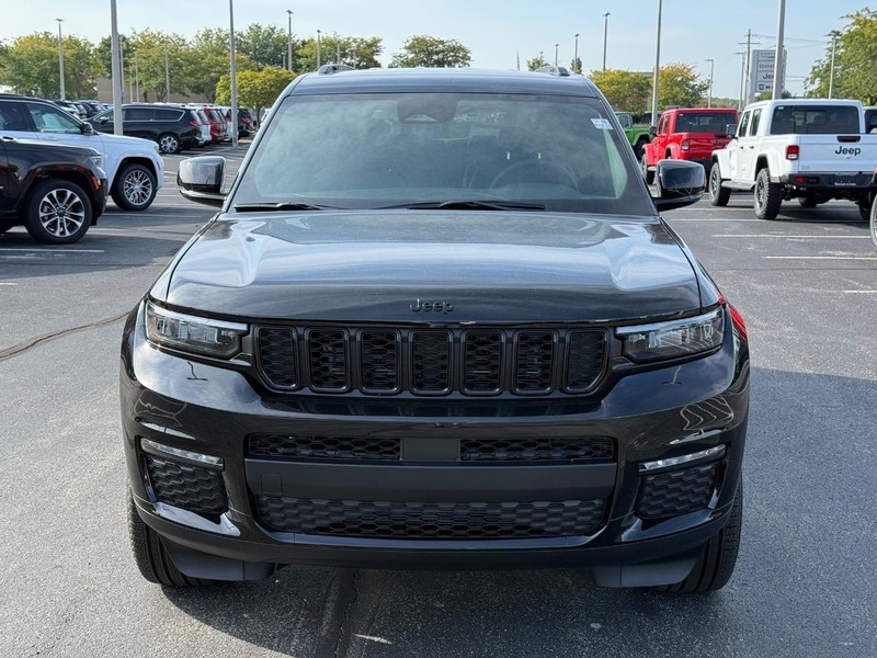 Jeep Grand Cherokee L Vehicle Full-screen Gallery Image 10