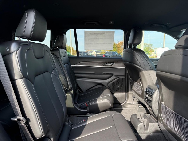 Jeep Grand Cherokee L Vehicle Full-screen Gallery Image 11