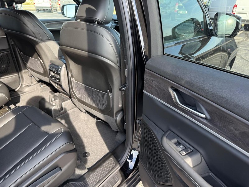 Jeep Grand Cherokee L Vehicle Full-screen Gallery Image 12