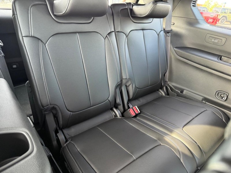 Jeep Grand Cherokee L Vehicle Full-screen Gallery Image 13