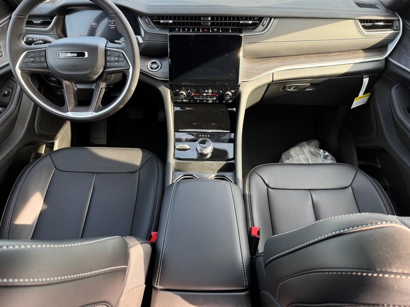 Jeep Grand Cherokee L Vehicle Full-screen Gallery Image 14