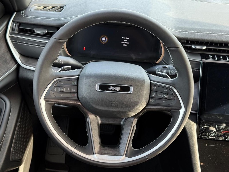 Jeep Grand Cherokee L Vehicle Full-screen Gallery Image 15