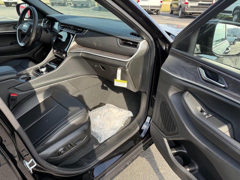 Jeep Grand Cherokee L Vehicle Full-screen Gallery Image 16