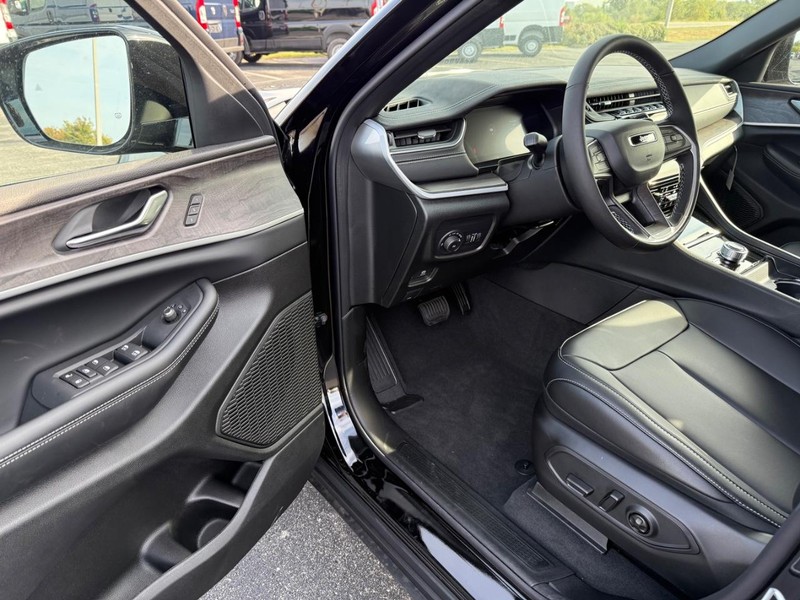 Jeep Grand Cherokee L Vehicle Full-screen Gallery Image 18