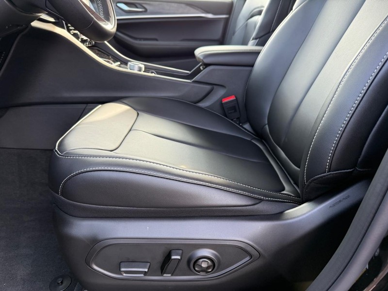 Jeep Grand Cherokee L Vehicle Full-screen Gallery Image 19