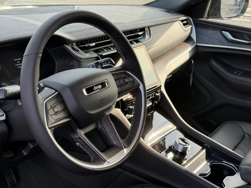 Jeep Grand Cherokee L Vehicle Full-screen Gallery Image 20