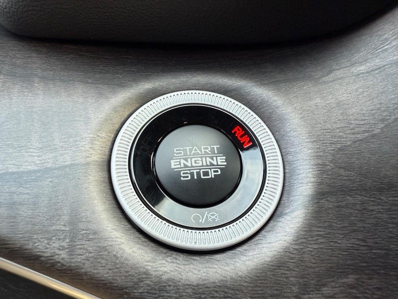 Jeep Grand Cherokee L Vehicle Full-screen Gallery Image 23