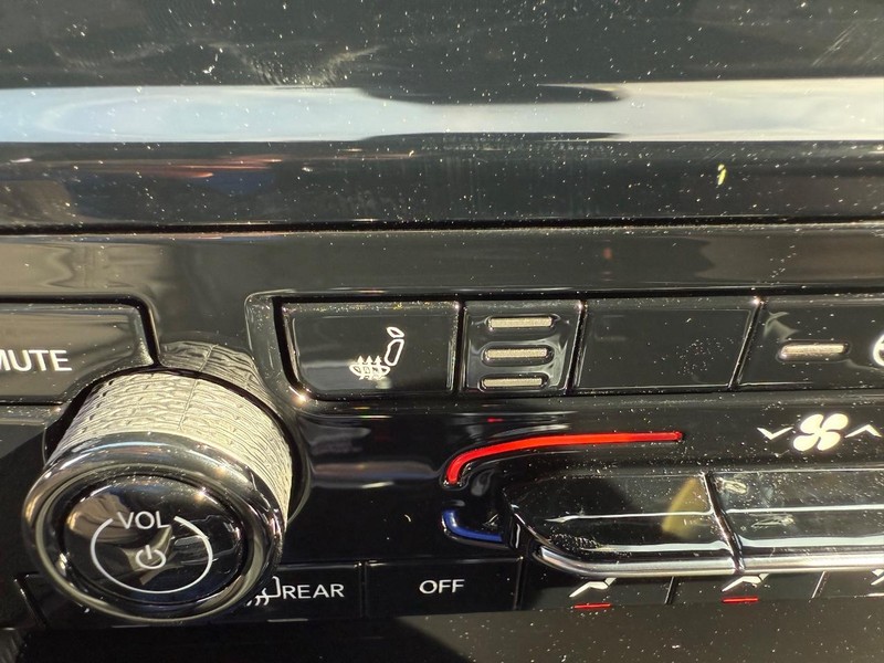 Jeep Grand Cherokee L Vehicle Full-screen Gallery Image 24