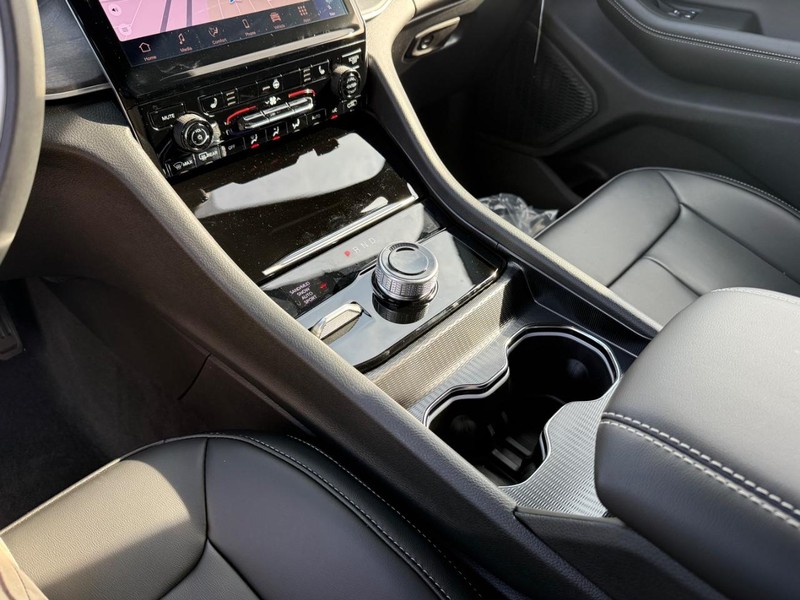 Jeep Grand Cherokee L Vehicle Full-screen Gallery Image 28