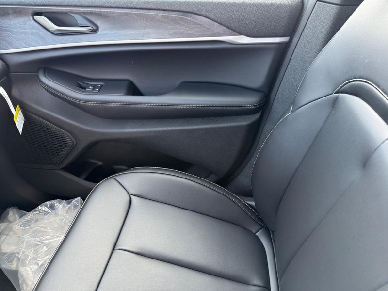 Jeep Grand Cherokee L Vehicle Full-screen Gallery Image 29