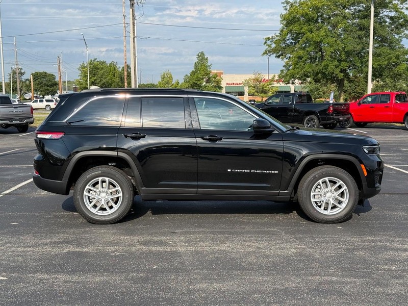 Jeep Grand Cherokee Vehicle Full-screen Gallery Image 2