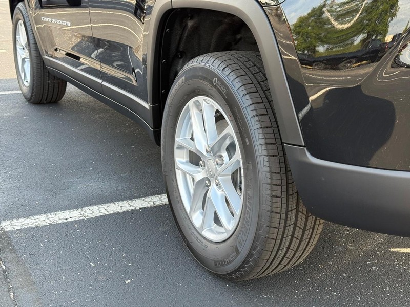 Jeep Grand Cherokee Vehicle Full-screen Gallery Image 6