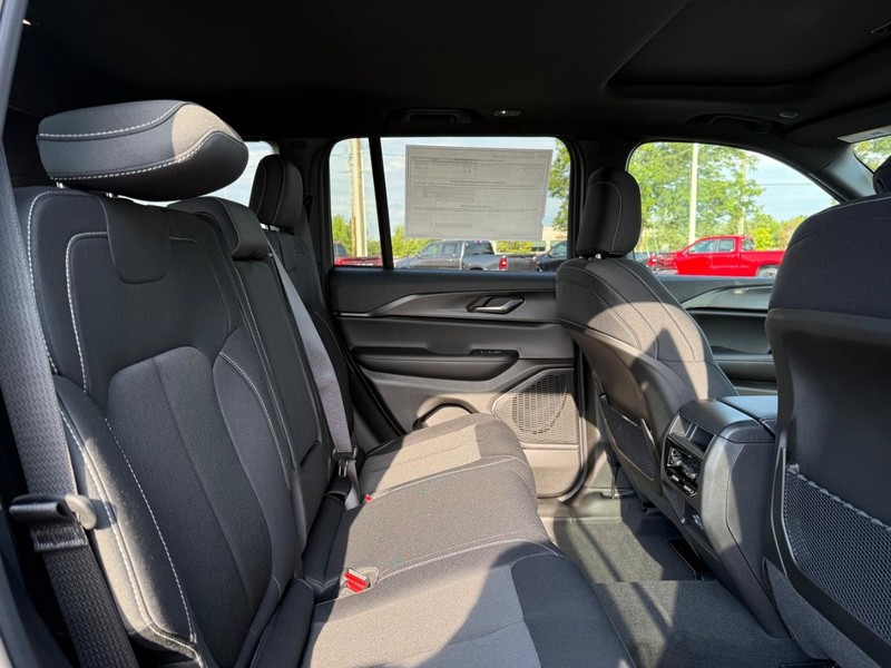 Jeep Grand Cherokee Vehicle Full-screen Gallery Image 10