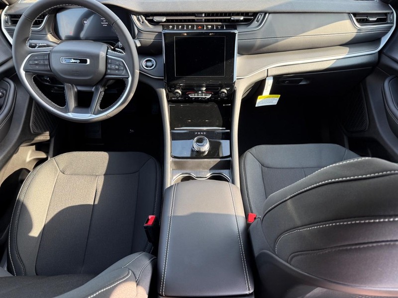 Jeep Grand Cherokee Vehicle Full-screen Gallery Image 13