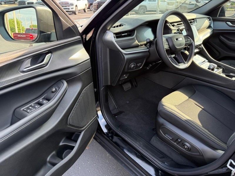 Jeep Grand Cherokee Vehicle Full-screen Gallery Image 17