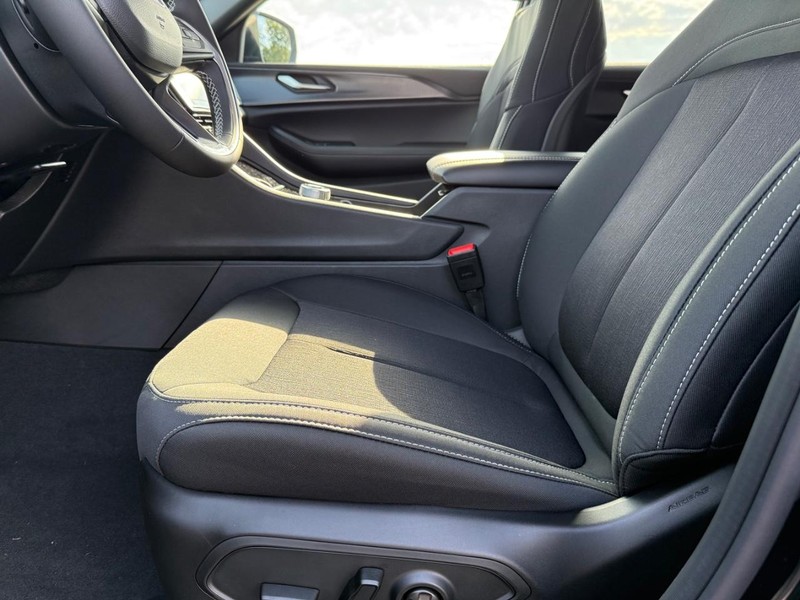 Jeep Grand Cherokee Vehicle Full-screen Gallery Image 18