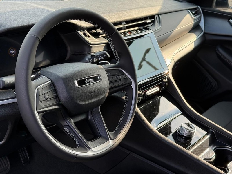 Jeep Grand Cherokee Vehicle Full-screen Gallery Image 19