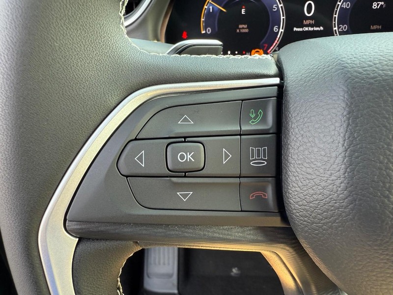 Jeep Grand Cherokee Vehicle Full-screen Gallery Image 20