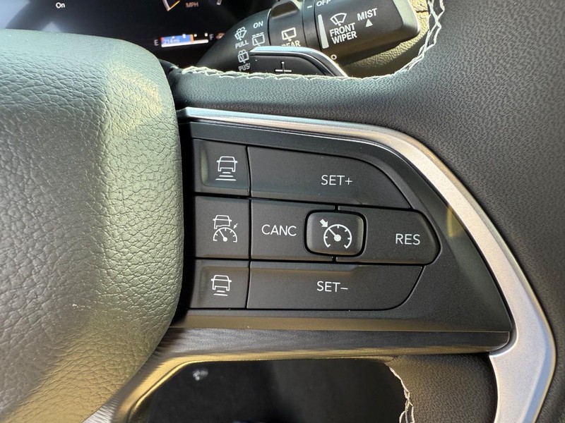 Jeep Grand Cherokee Vehicle Full-screen Gallery Image 21