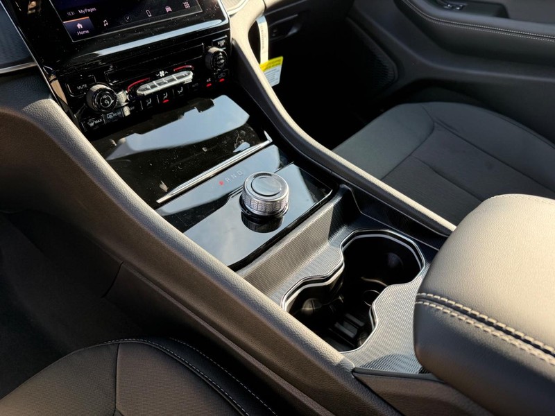 Jeep Grand Cherokee Vehicle Full-screen Gallery Image 26