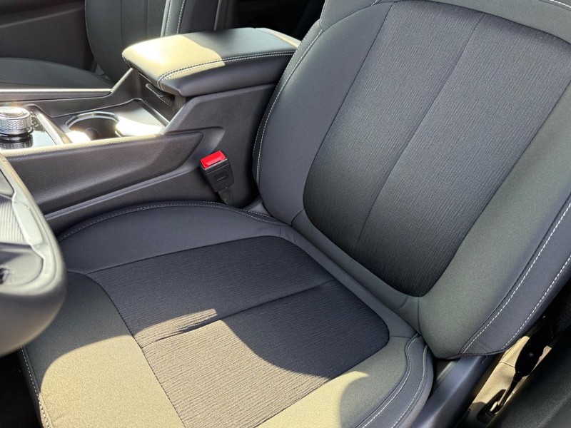 Jeep Grand Cherokee Vehicle Full-screen Gallery Image 31