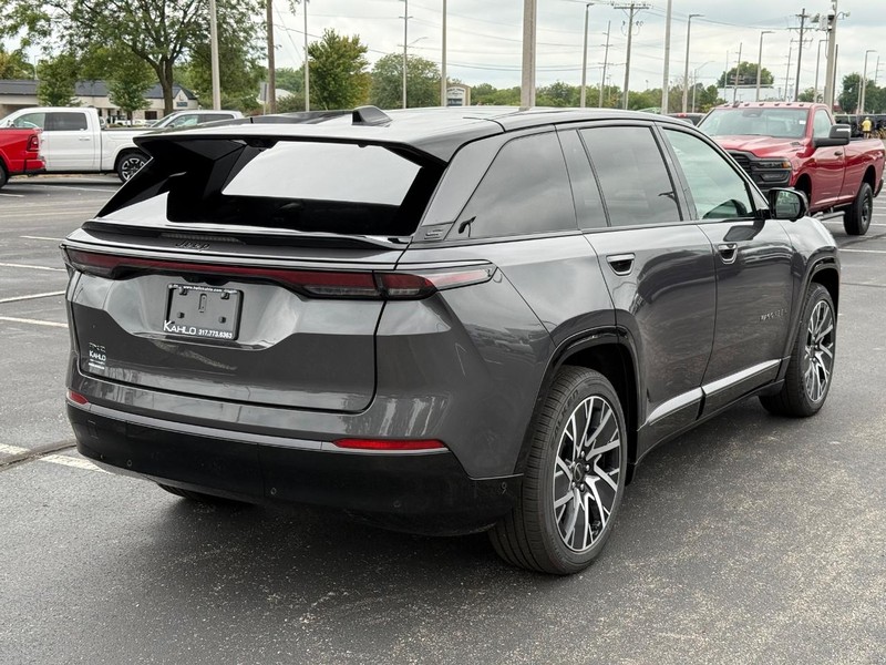 Jeep Wagoneer S Vehicle Full-screen Gallery Image 3