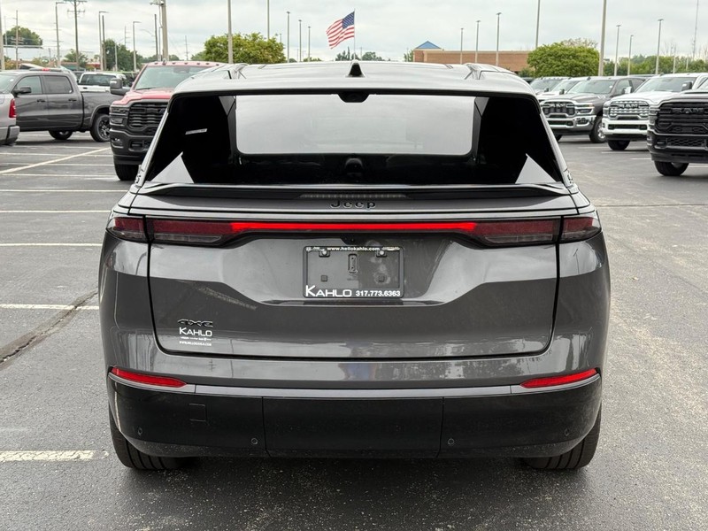 Jeep Wagoneer S Vehicle Full-screen Gallery Image 4