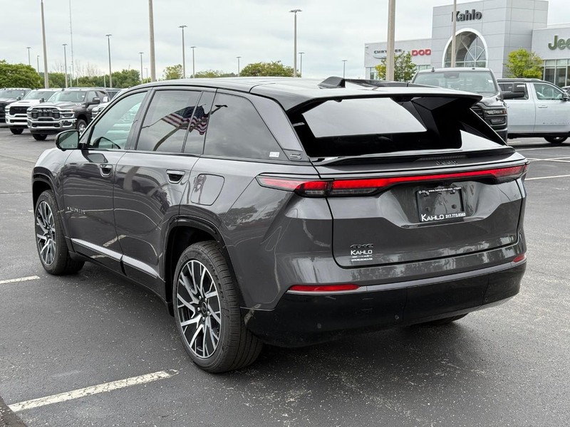 Jeep Wagoneer S Vehicle Full-screen Gallery Image 5