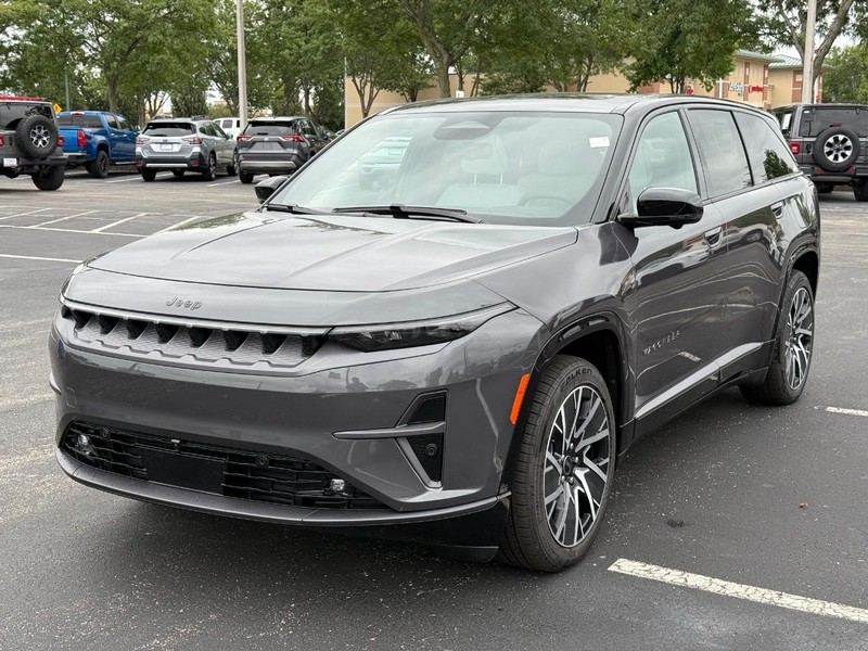Jeep Wagoneer S Vehicle Full-screen Gallery Image 10