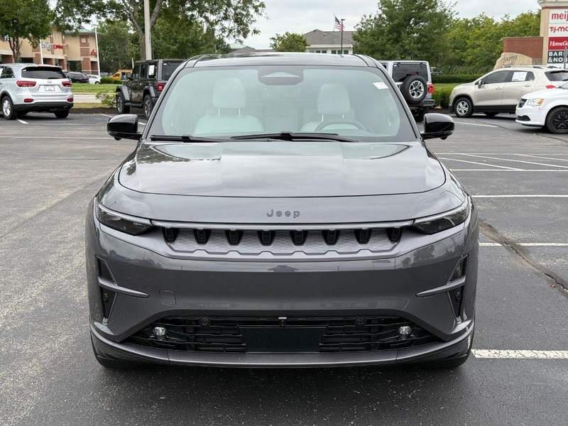 Jeep Wagoneer S Vehicle Full-screen Gallery Image 11