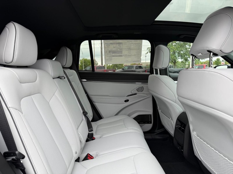 Jeep Wagoneer S Vehicle Full-screen Gallery Image 12