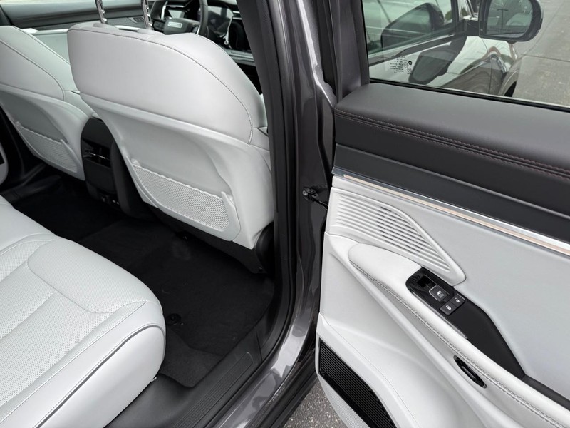 Jeep Wagoneer S Vehicle Full-screen Gallery Image 13