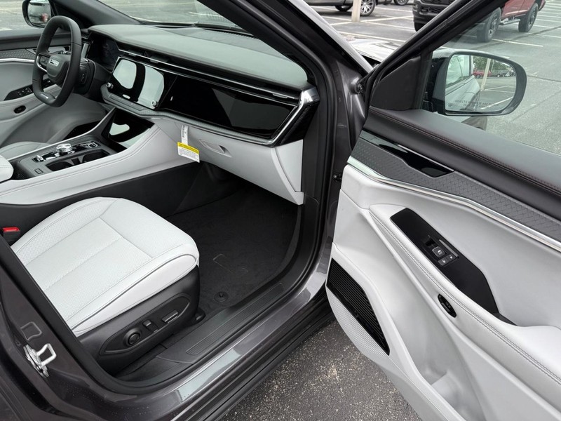 Jeep Wagoneer S Vehicle Full-screen Gallery Image 17