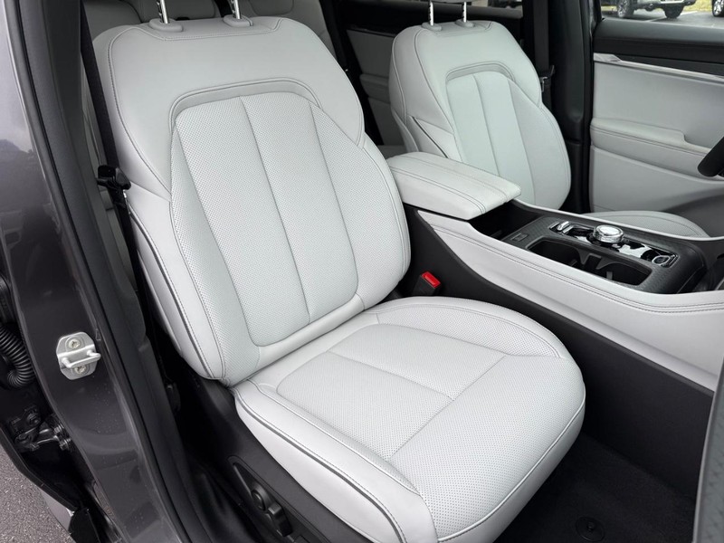 Jeep Wagoneer S Vehicle Full-screen Gallery Image 18